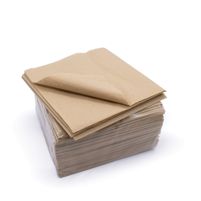 Naturlige brune cocktailservietter, 24 × 24 cm (udfoldet), 12 × 12 cm (foldet), 2‑lags, stablet og pænt sammenfoldet.